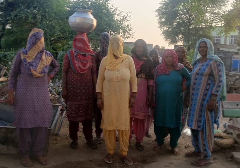 28जेएनडी18 : बुढ़ाखेड़ा गांव में पेयजल सप्लाई को लेकर रोष प्रकट करती महिलाएं। संवाद 28जेएनडी18 : बुढ़ाखेड़ा गांव में पेयजल सप्लाई को लेकर रोष प्रकट करती महिलाएं। संवाद