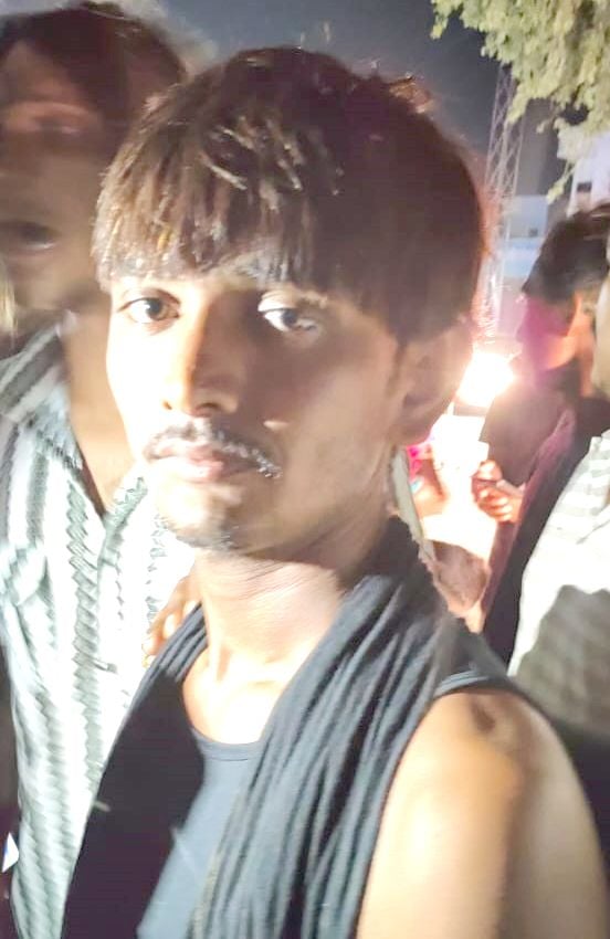 28जेएनडी36 : बिजली का तार गिरने से धूं-धूं कर जलती बाइक। संवाद 28जेएनडी36 : बिजली का तार गिरने से धूं-धूं कर जलती बाइक। संवाद