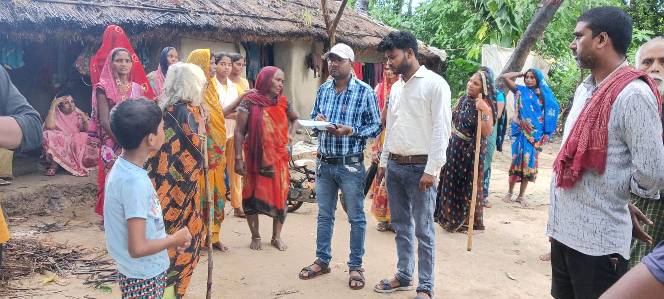 आलापुर तहसील के सोल्हवा गांव में बारिश के दौरान गिरा कच्चा मकान। आलापुर तहसील के सोल्हवा गांव में बारिश के दौरान गिरा कच्चा मकान।