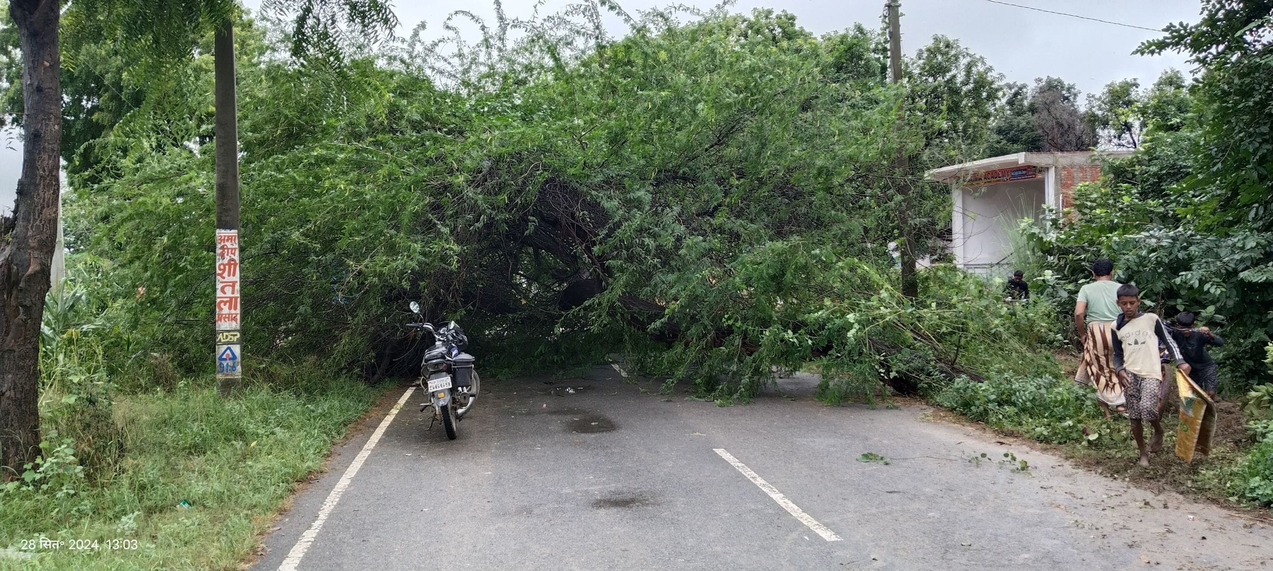 आलापुर तहसील के सोल्हवा गांव में बारिश के दौरान गिरा कच्चा मकान। आलापुर तहसील के सोल्हवा गांव में बारिश के दौरान गिरा कच्चा मकान।
