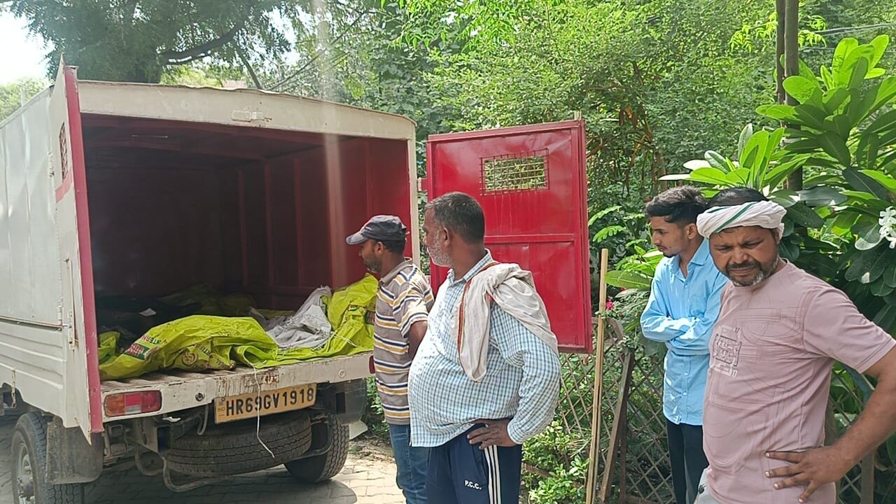 फोटो :32: सोनीपत के गांव रिढाऊ में घर के अंदर अवैध पटाखा फैक्टरी में लगी आग के बाद जांच करने पह फोटो :32: सोनीपत के गांव रिढाऊ में घर के अंदर अवैध पटाखा फैक्टरी में लगी आग के बाद जांच करने पह