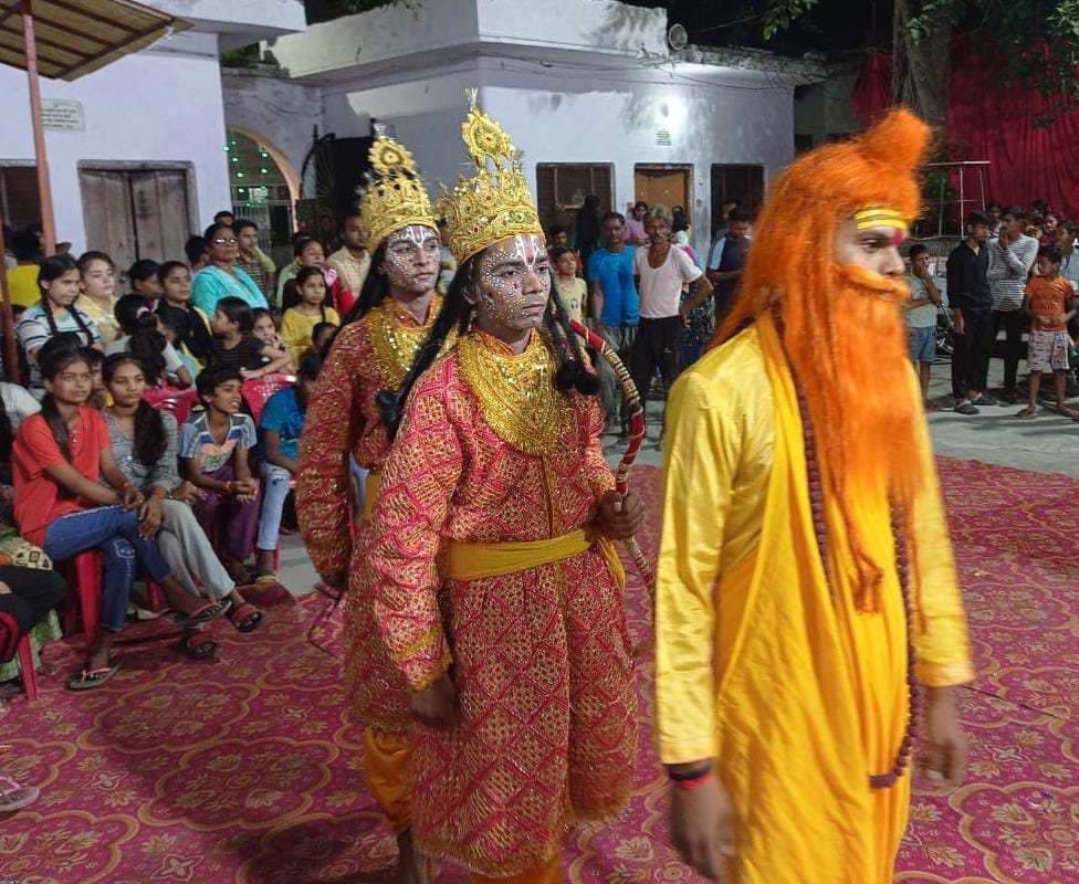 ग्राम भैसाहा गवालपुर में प्रवचन देती लबली शास्त्री।संवाद ग्राम भैसाहा गवालपुर में प्रवचन देती लबली शास्त्री।संवाद
