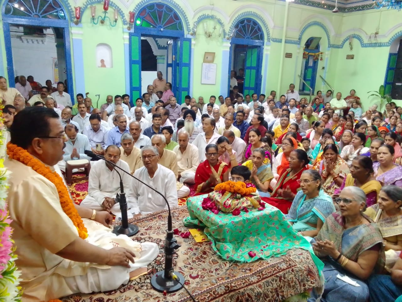 ग्राम भैसाहा गवालपुर में प्रवचन देती लबली शास्त्री।संवाद ग्राम भैसाहा गवालपुर में प्रवचन देती लबली शास्त्री।संवाद