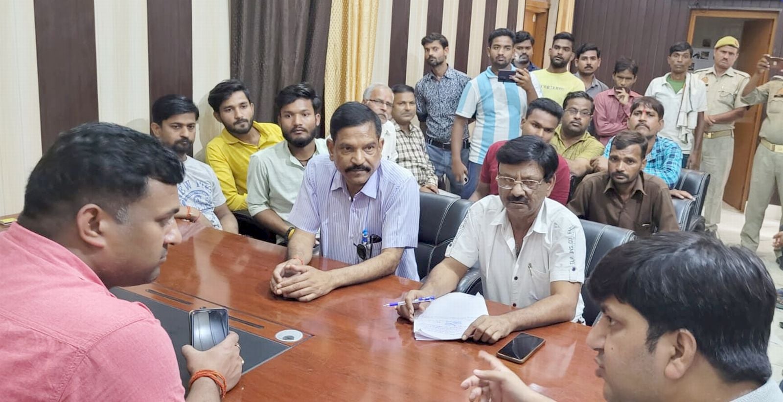 कादरचौक थाने में फरियादियों की शिकायतें सुनतीं डीएम निधि श्रीवास्तव व एसएसपी।स्रोत-प्रशासन कादरचौक थाने में फरियादियों की शिकायतें सुनतीं डीएम निधि श्रीवास्तव व एसएसपी।स्रोत-प्रशासन