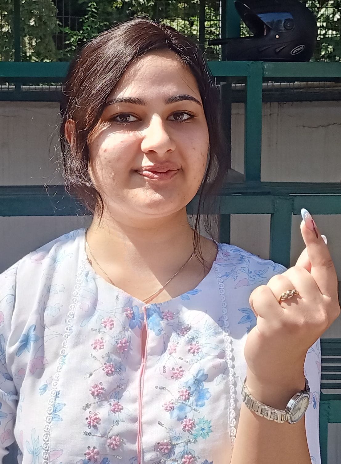नगर निगम वार्ड पांच उपचुनाव में वोट डालने के बाद उंगली में लगी श्याही दिखते हुए। संवाद