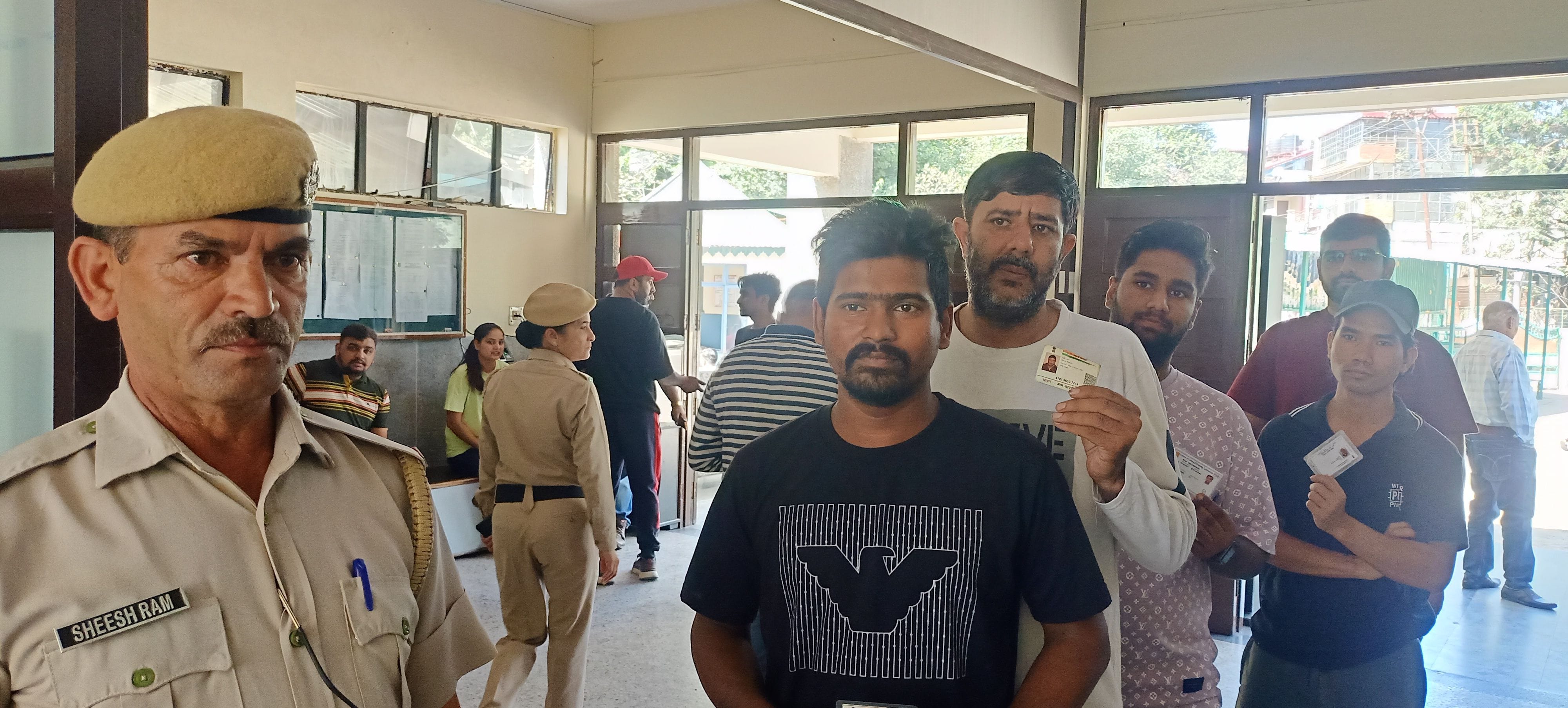 नगर निगम वार्ड पांच उपचुनाव में वोट डालने के बाद उंगली में लगी श्याही दिखते हुए। संवाद