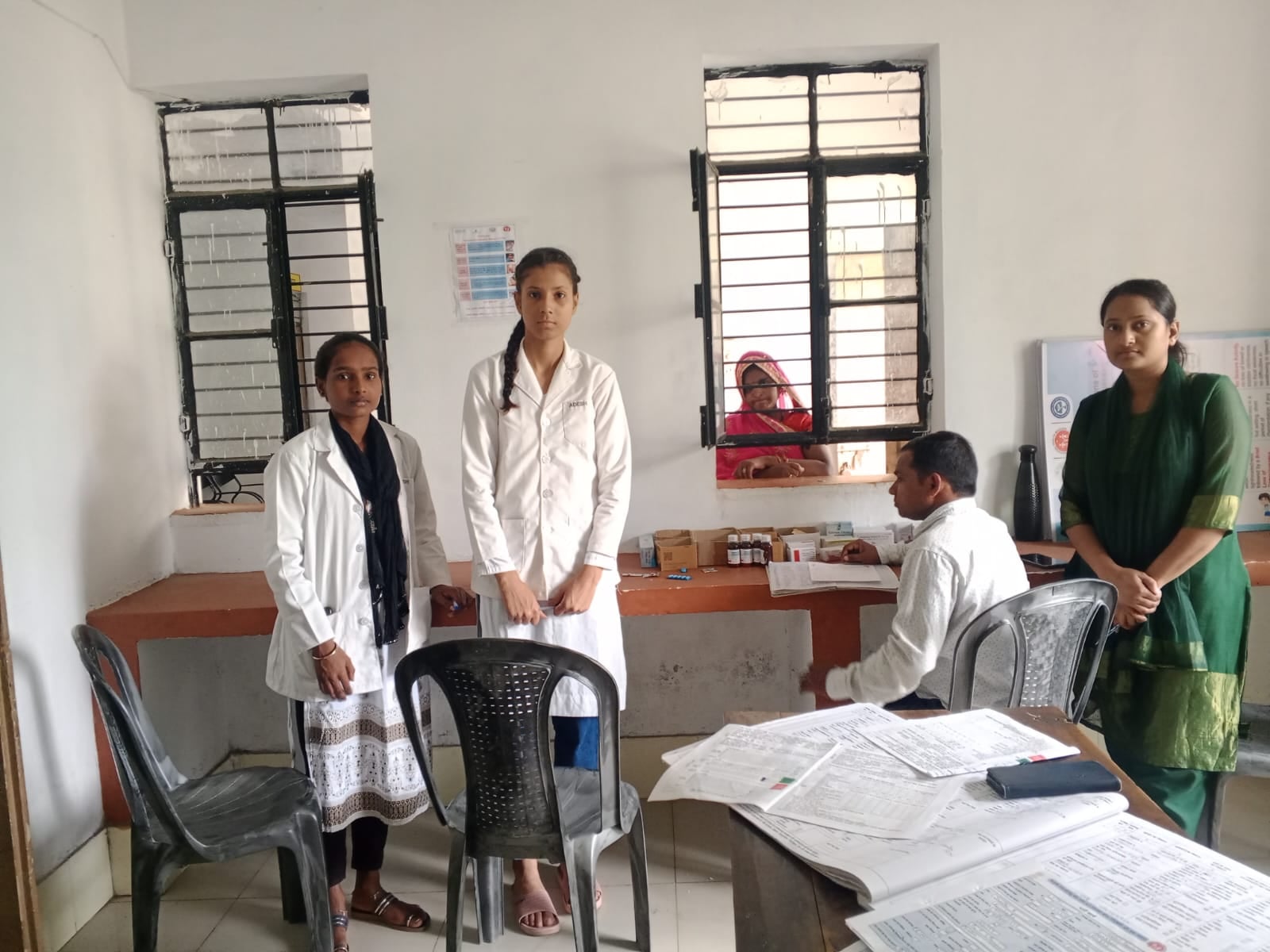 पीलीभीत के नगरीय स्वास्थ्य केंद्र पर मरीज का वीपी चेंक करते फार्मासिस्ट अमरेश कुमार एवं मौजूद च