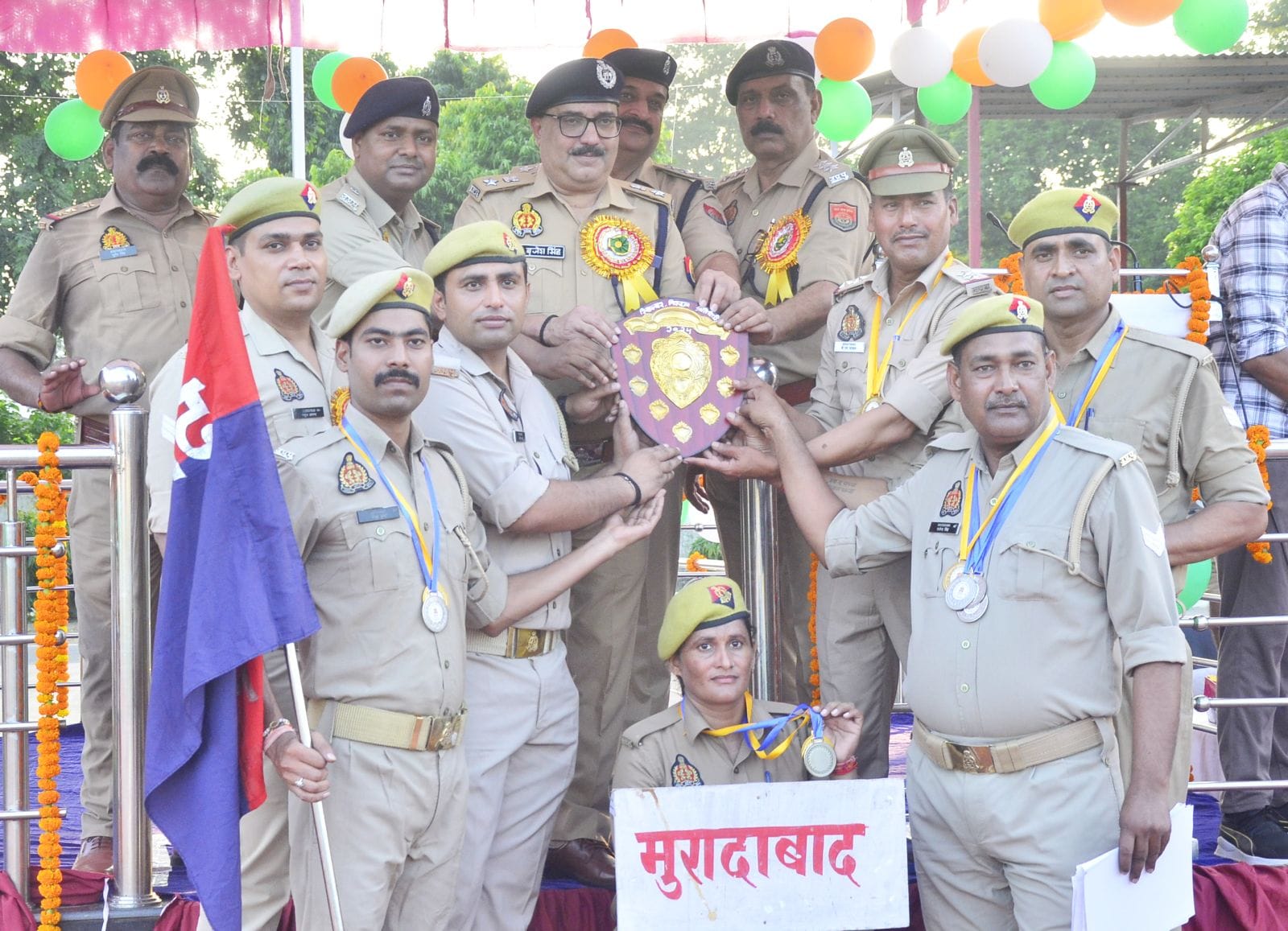 पुलिस लाइन में अंतजनपदीय प्रतियोगिता में विजेता टीम को पुरस्कृत करते एसएसपी डॉ.बृजेश कुमार सिंह