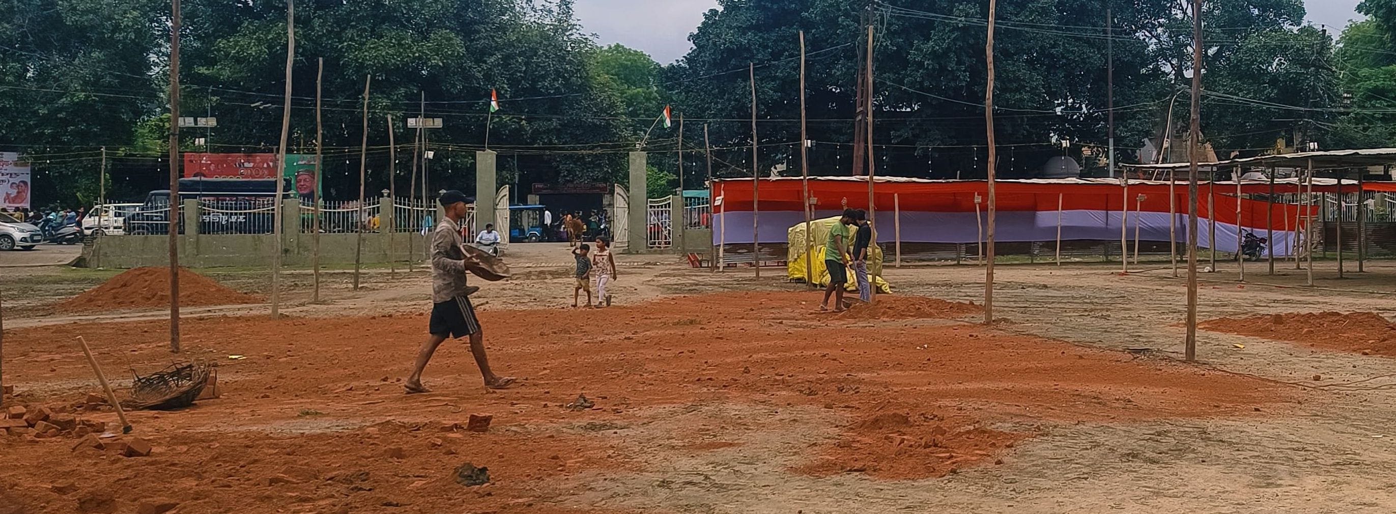 शाहजहांपुर में ओसीएफ इस्टेट स्थित मैदान में तैयार किया जा रहा मंच। संवाद