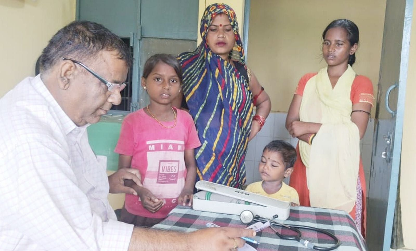दबतोरी के नवीन प्राथमिक स्वास्थ्य केंद्र पर दवा लेते मरीज। संवाद दबतोरी के नवीन प्राथमिक स्वास्थ्य केंद्र पर दवा लेते मरीज। संवाद