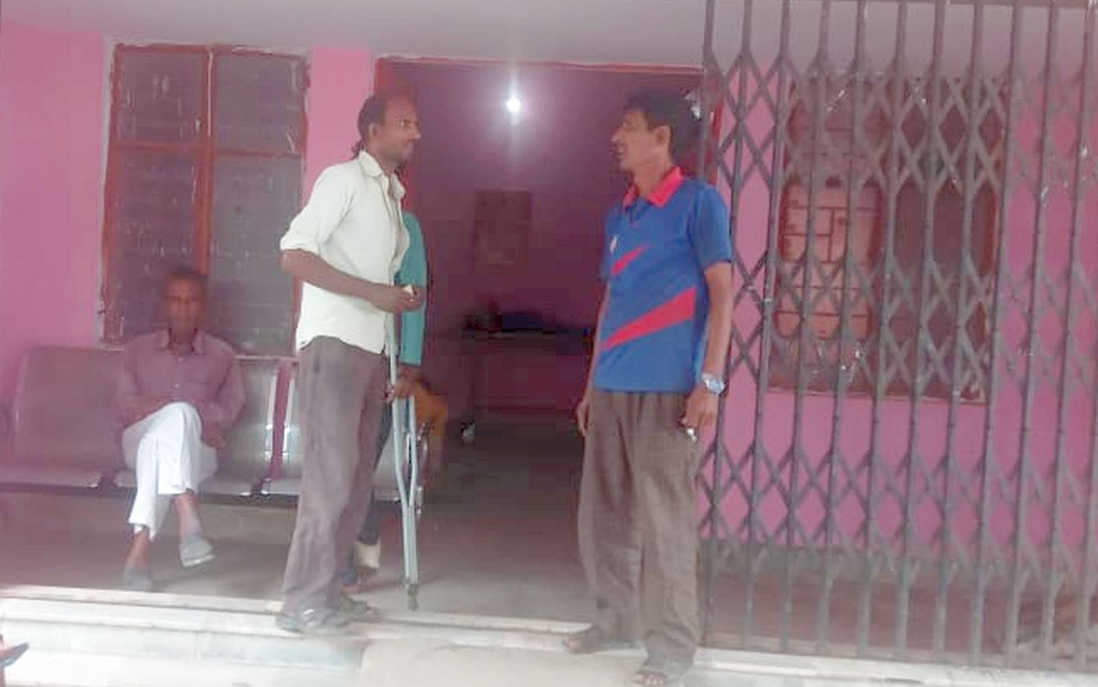 दबतोरी के नवीन प्राथमिक स्वास्थ्य केंद्र पर दवा लेते मरीज। संवाद दबतोरी के नवीन प्राथमिक स्वास्थ्य केंद्र पर दवा लेते मरीज। संवाद