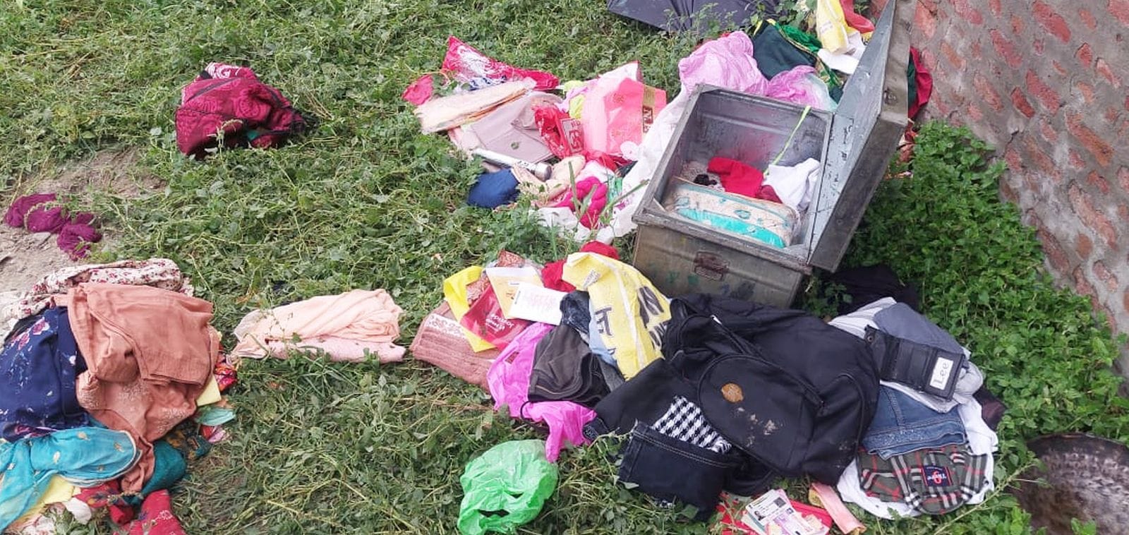 दहगवां के मोहल्ला टंकी में चोरों द्वारा दीवार में लगा नकब दिखाते गृह स्वामी। संवाद