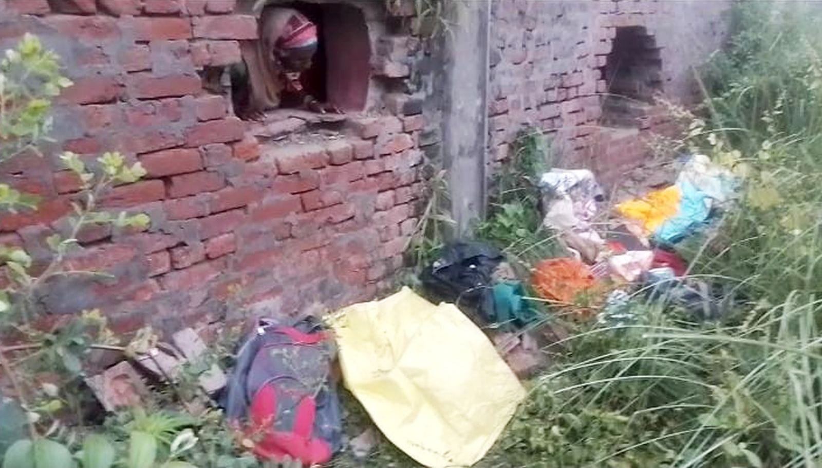 दहगवां के मोहल्ला टंकी में चोरों द्वारा दीवार में लगा नकब दिखाते गृह स्वामी। संवाद
