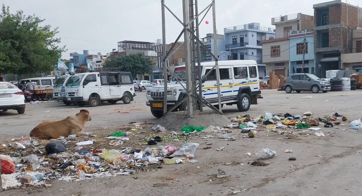29जेएनडी12-पुरानी मंडी में लगे गंदगी के ढेर। संवाद 29जेएनडी12-पुरानी मंडी में लगे गंदगी के ढेर। संवाद