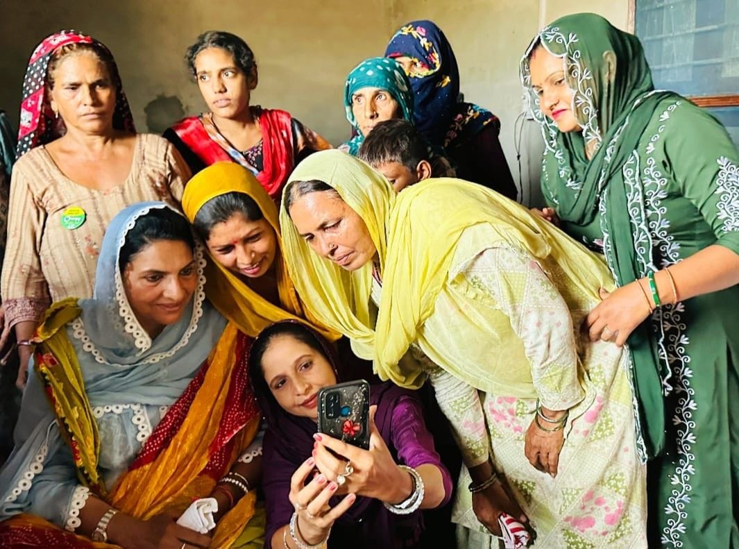 29जेएनडी25 : डूमरखां कलां गांव में नैना चौटाला के साथ सेल्फी लेती महिलाएं। संवाद