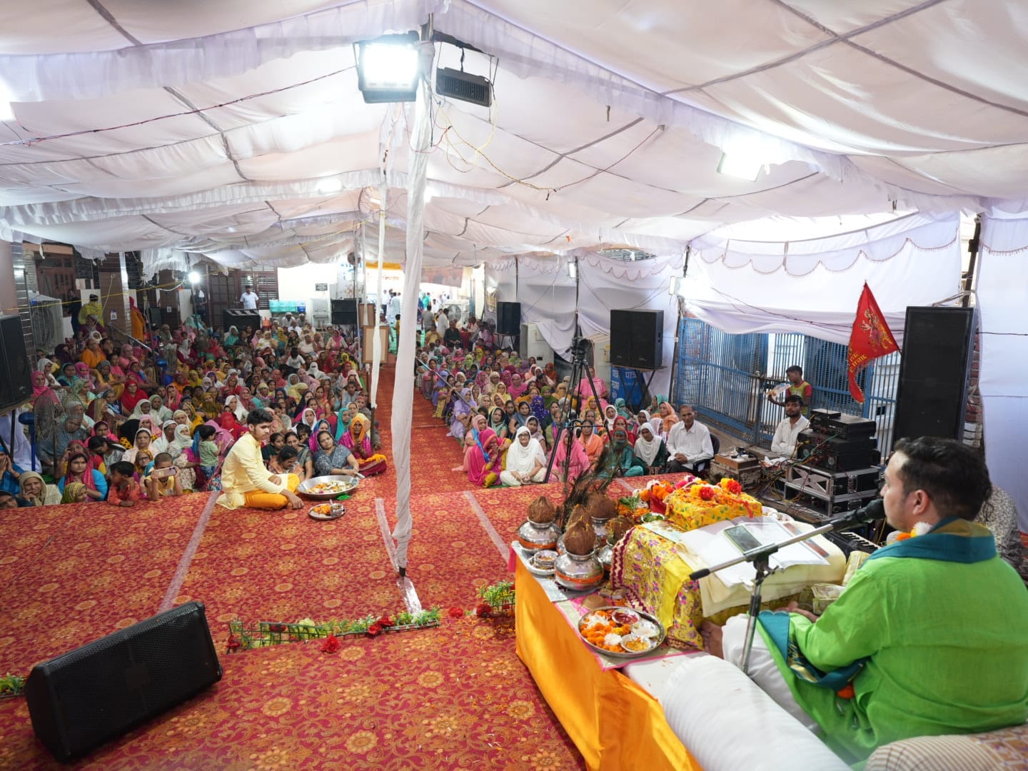 29jjrp07- बेरी। गोशाला में श्रीमद्भागवत कथा के समापन पर श्रद्धालुओं को संबोधित करते आचार्य। स् 29jjrp07- बेरी। गोशाला में श्रीमद्भागवत कथा के समापन पर श्रद्धालुओं को संबोधित करते आचार्य। स्