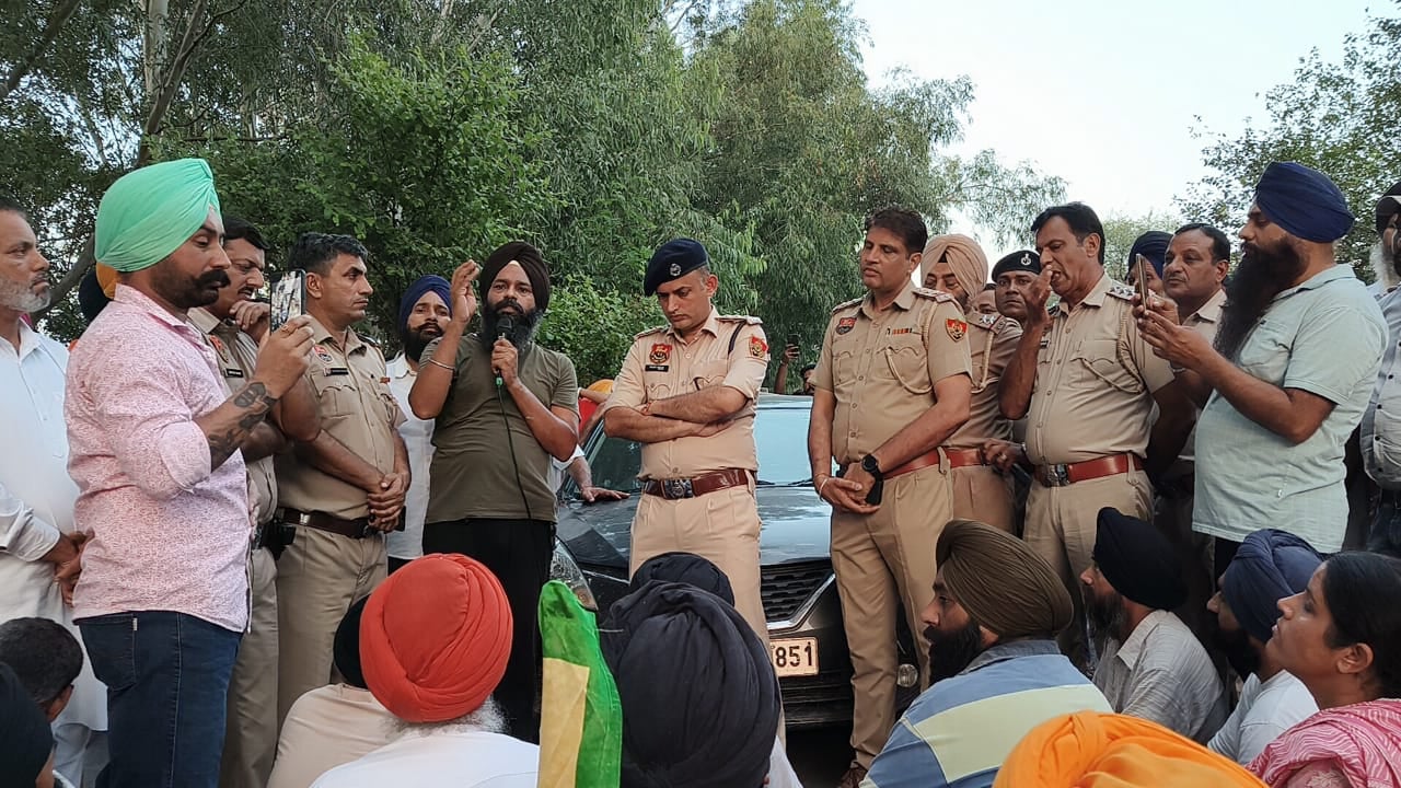 अंबाला नारायणगढ़ राजमार्ग किनारे धरने पर बैठकर हिरासत में लिए गए किसानों को छोड़ने की मांग करते अंबाला नारायणगढ़ राजमार्ग किनारे धरने पर बैठकर हिरासत में लिए गए किसानों को छोड़ने की मांग करते