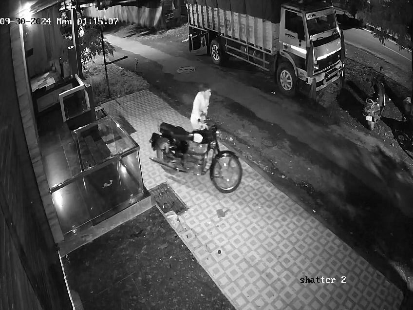 चोर आया बुलेट को धक्का लगाया और चुरा ले गया बुलेट....चोरी के सीसीटीवी हो रहे वायरल