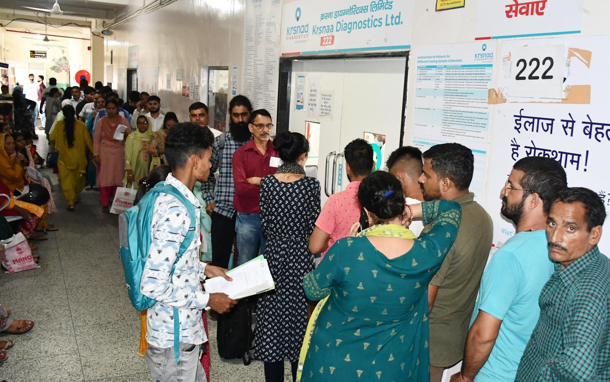 डॉ. राधाकृष्णन मेडिकल कॉलेज हमीरपुर में पर्ची काउंटर पर लगी कतार। संवाद डॉ. राधाकृष्णन मेडिकल कॉलेज हमीरपुर में पर्ची काउंटर पर लगी कतार। संवाद