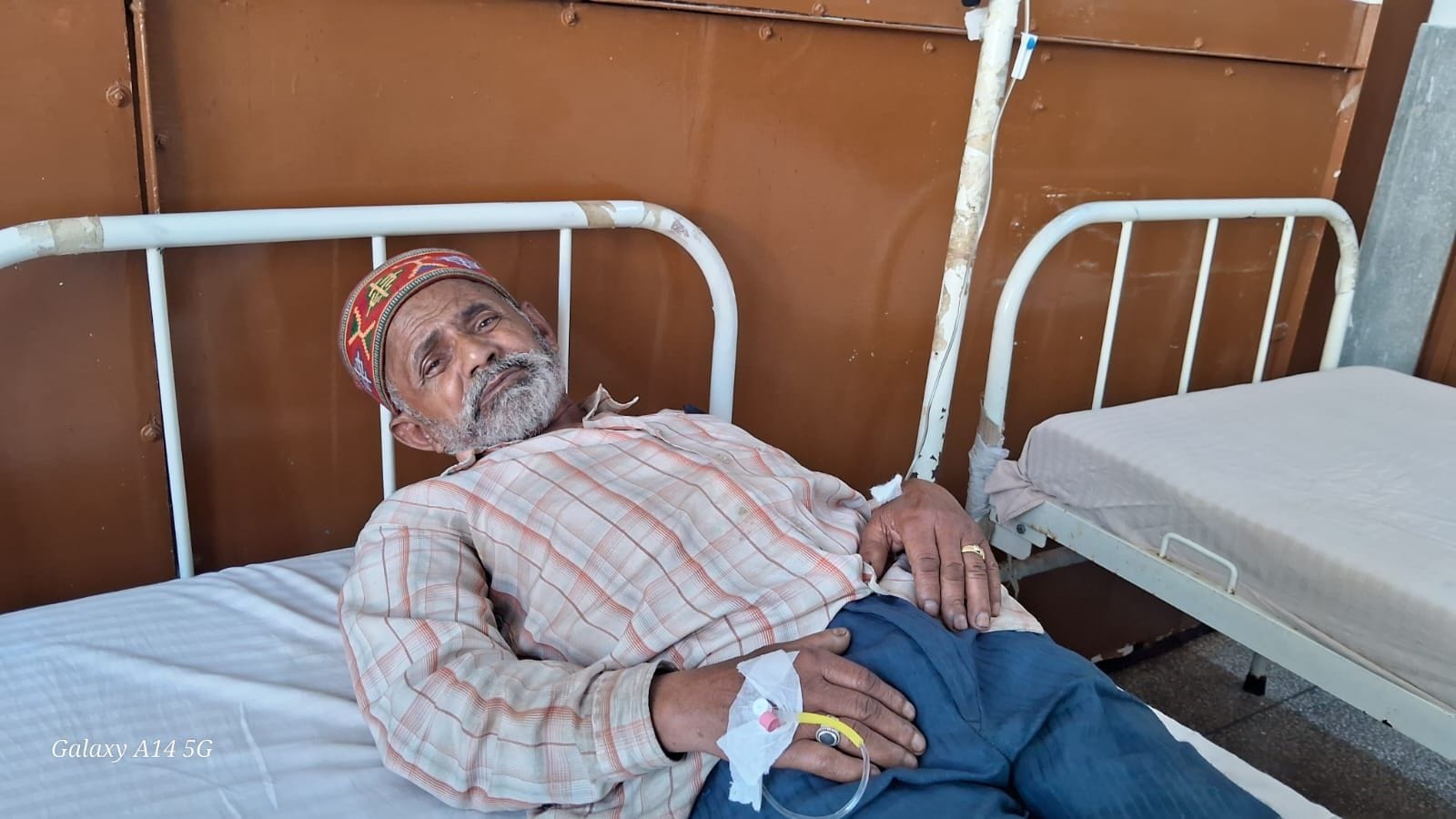 जोगिंद्रनगर अस्पताल के आपातकालीन वार्ड में रंगड़ों के हमले से घायल 80 साल की बजुर्ग काली देवी उप