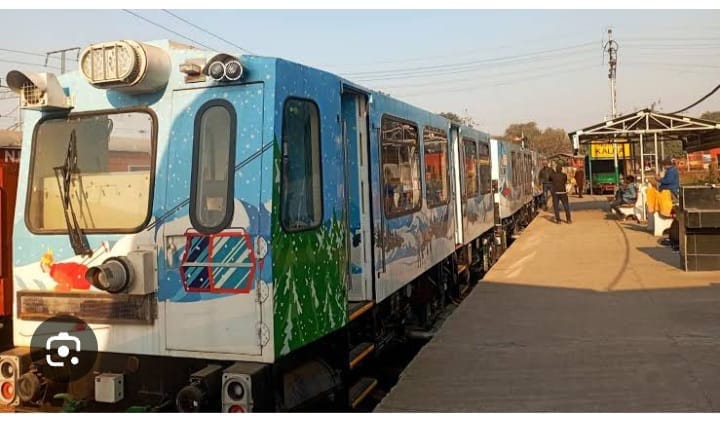कालका-शिमला रेल सेक्शन पर चल रहा पैनोरमिक विस्टाडोम कोच का ट्रांयल। रेलवे कालका-शिमला रेल सेक्शन पर चल रहा पैनोरमिक विस्टाडोम कोच का ट्रांयल। रेलवे