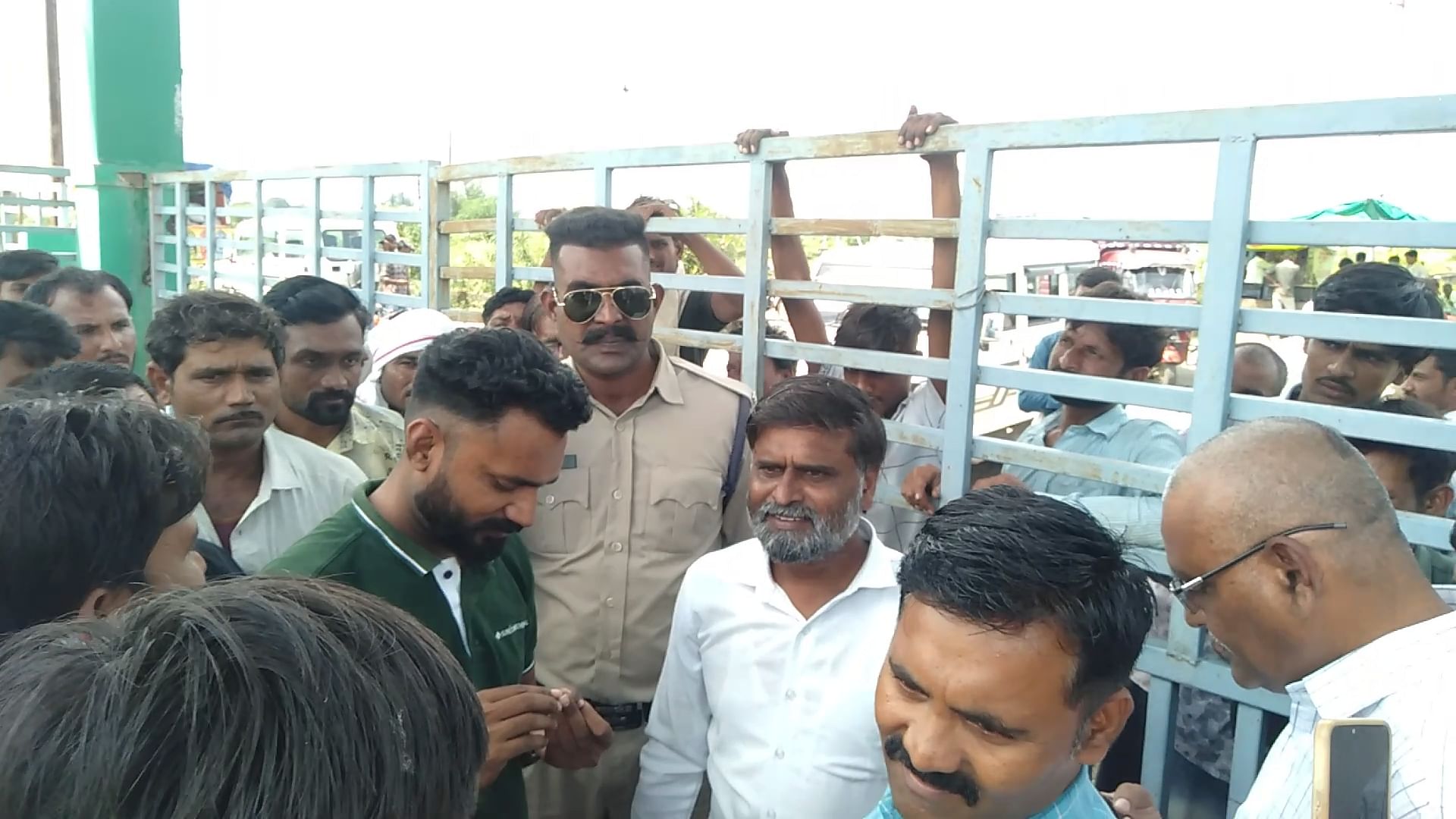 खंडवा में किसानों ने मंडी के गेट पर की तालाबंदी खंडवा में किसानों ने मंडी के गेट पर की तालाबंदी