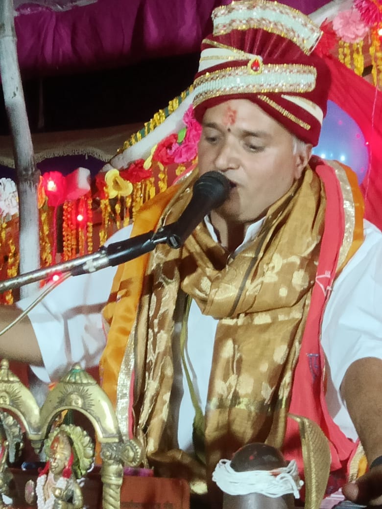 पीलीभीत के मोहल्ला साहूकारा स्थित राधा रमण मंदिर में रामकथा सुनाते कथाव्यास पंडित बृजेश पाठक।स पीलीभीत के मोहल्ला साहूकारा स्थित राधा रमण मंदिर में रामकथा सुनाते कथाव्यास पंडित बृजेश पाठक।स