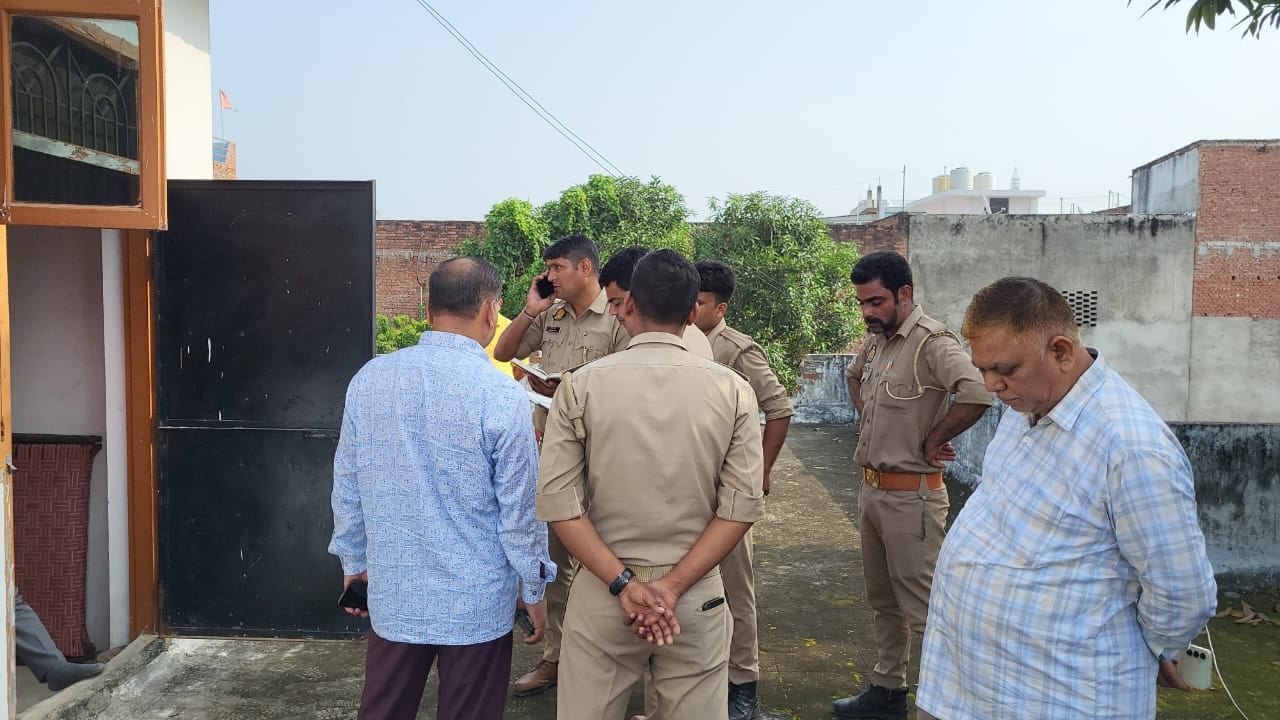 पूरनपुर देहात में ब्लॉक रोड पर  घर में चोरी की घटना की जानकारी देती खुशनूदी।संवाद