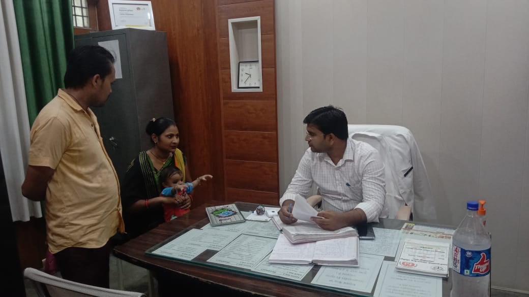 शाहजहांपुर में हुसैनपुरा स्थित पीएचसी पर मरीज देखती स्टाफ नर्स लोकेश्वरी। संवाद शाहजहांपुर में हुसैनपुरा स्थित पीएचसी पर मरीज देखती स्टाफ नर्स लोकेश्वरी। संवाद