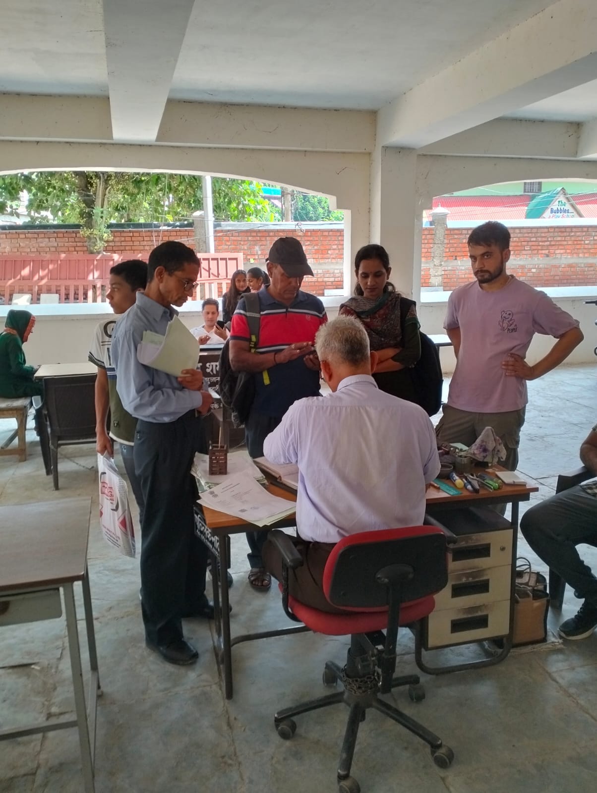 तहसील कार्यालय सुजानपुर में विभिन्न कार्य करवाने के लिए पहुंचे लोग, जिन्हें बैठने की सुविधा नही तहसील कार्यालय सुजानपुर में विभिन्न कार्य करवाने के लिए पहुंचे लोग, जिन्हें बैठने की सुविधा नही