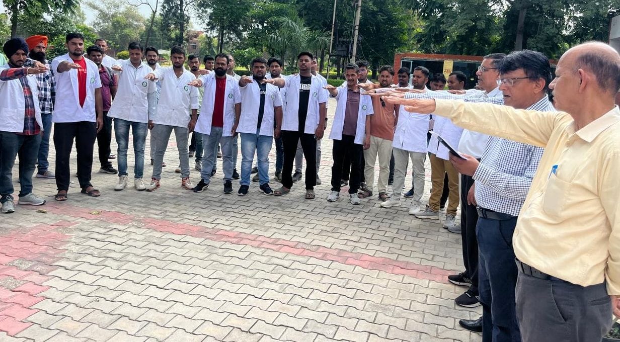 30जेएनडी15-हमेटी में हुए व्याख्यान के दौरान पराली न जलाने की शपथ दिलााते हुए निदेशक डॉ. कर्मचंद 30जेएनडी15-हमेटी में हुए व्याख्यान के दौरान पराली न जलाने की शपथ दिलााते हुए निदेशक डॉ. कर्मचंद