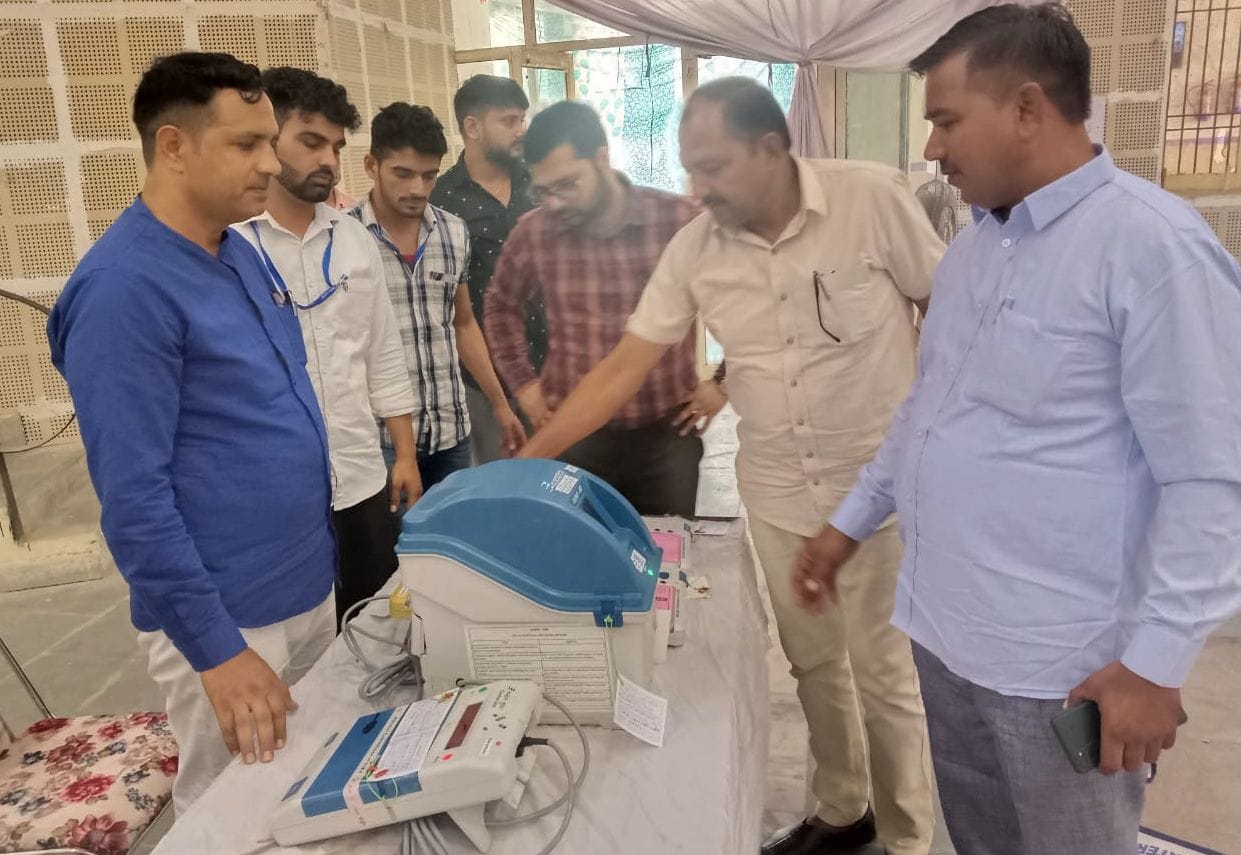 30जेएनडी19-उचाना विधानसभा क्षेत्र में मॉक पोल के दौरान चेकिंग करते सामान्य पर्यवेक्षक कृष्णा आद 30जेएनडी19-उचाना विधानसभा क्षेत्र में मॉक पोल के दौरान चेकिंग करते सामान्य पर्यवेक्षक कृष्णा आद