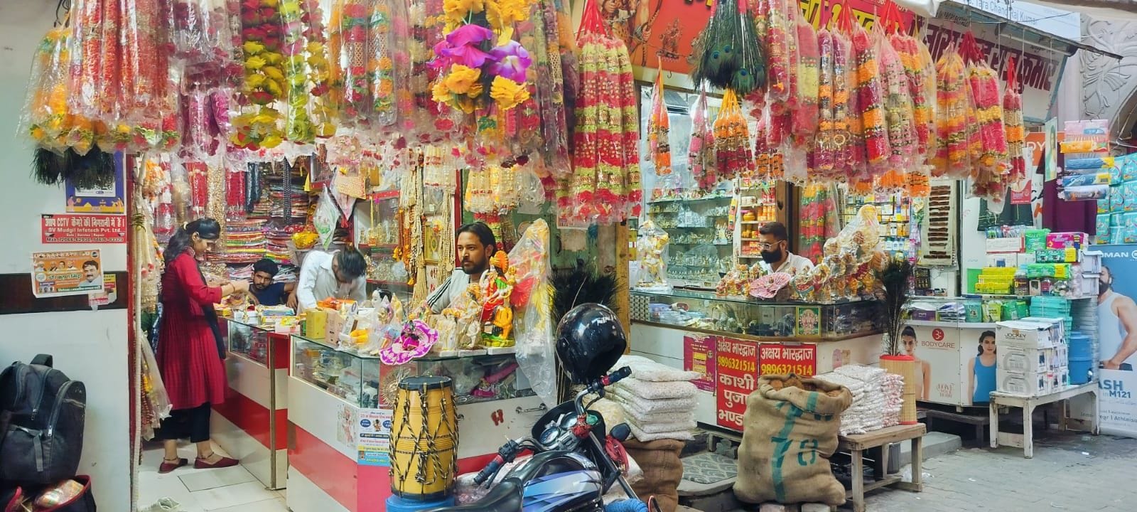 30जेएनडी20: माता की पूजा अर्चना के सामान से सजा बाजार व खरीददारी करती युवती। संवाद