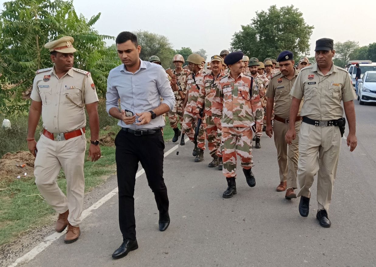 30जेएनडी21-शांति व्यवस्था बनाए रखने के लिए फ्लैग मार्च निकालते हुए पुलिसबल और सीआरपीएफ जवान। स् 30जेएनडी21-शांति व्यवस्था बनाए रखने के लिए फ्लैग मार्च निकालते हुए पुलिसबल और सीआरपीएफ जवान। स्