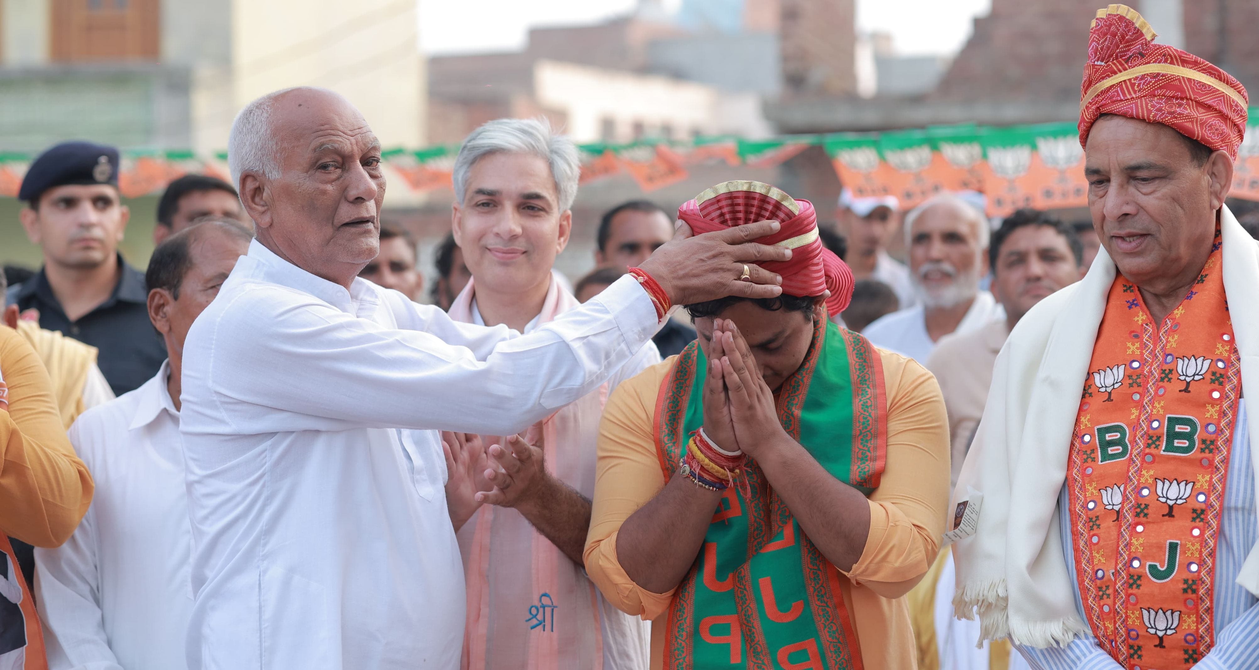 30जेएनडी29 : रामराय गांव में भाजपा प्रत्याशी कैप्टन योगेश बैरागी का स्वागत करते ग्रामीण। संवाद 30जेएनडी29 : रामराय गांव में भाजपा प्रत्याशी कैप्टन योगेश बैरागी का स्वागत करते ग्रामीण। संवाद