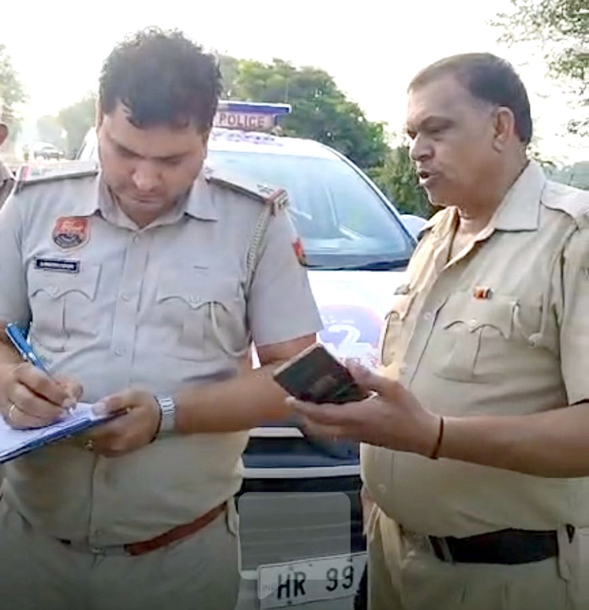 30जेएनडी32: घटना स्थल पर जांच करती पुलिस टीम। संवाद