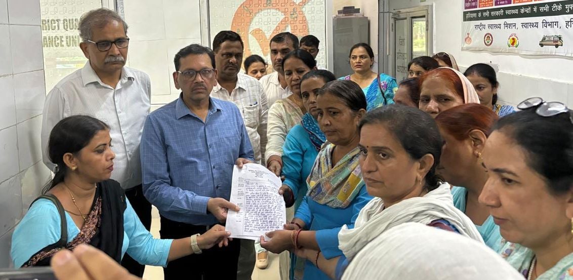 30जेएनडी34-एमपीएचडब्ल्यू आत्महत्या मामले की जांच को लेकर ज्ञापन सौंपती महिला कर्मचारी। स्रोत सं 30जेएनडी34-एमपीएचडब्ल्यू आत्महत्या मामले की जांच को लेकर ज्ञापन सौंपती महिला कर्मचारी। स्रोत सं