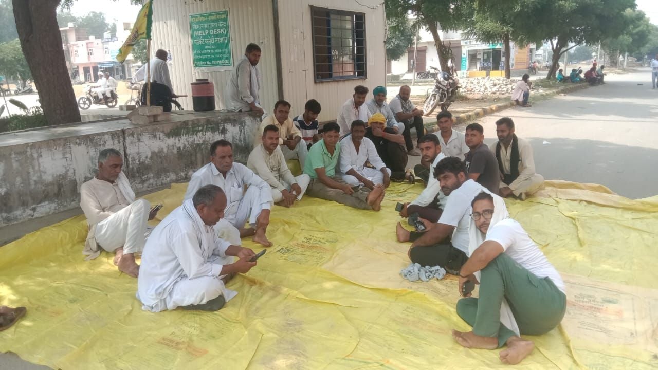 30जेएनडी39 : अनाजमंडी गेट के बाहर धरने पर बैठे किसान। संवाद 30जेएनडी39 : अनाजमंडी गेट के बाहर धरने पर बैठे किसान। संवाद