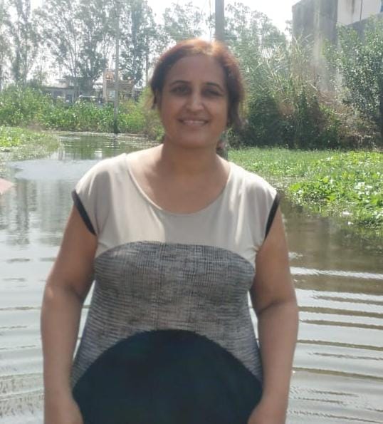 अर्जुन नगर बी ब्लॉक की गलियों में जमा पानी के बीच खड़े होकर रोष जताती हुई महिलाएं अर्जुन नगर बी ब्लॉक की गलियों में जमा पानी के बीच खड़े होकर रोष जताती हुई महिलाएं