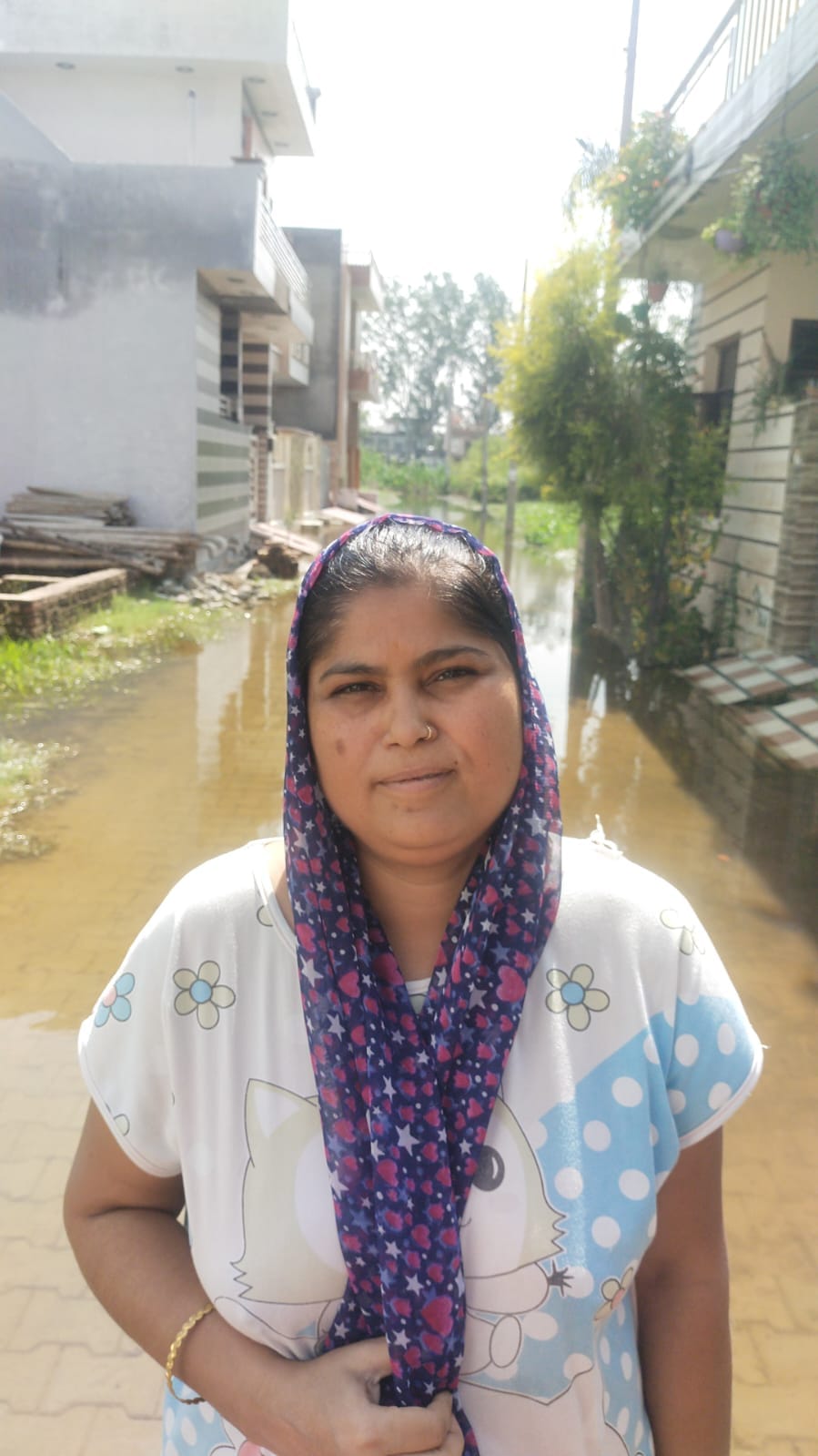 अर्जुन नगर बी ब्लॉक की गलियों में जमा पानी के बीच खड़े होकर रोष जताती हुई महिलाएं अर्जुन नगर बी ब्लॉक की गलियों में जमा पानी के बीच खड़े होकर रोष जताती हुई महिलाएं