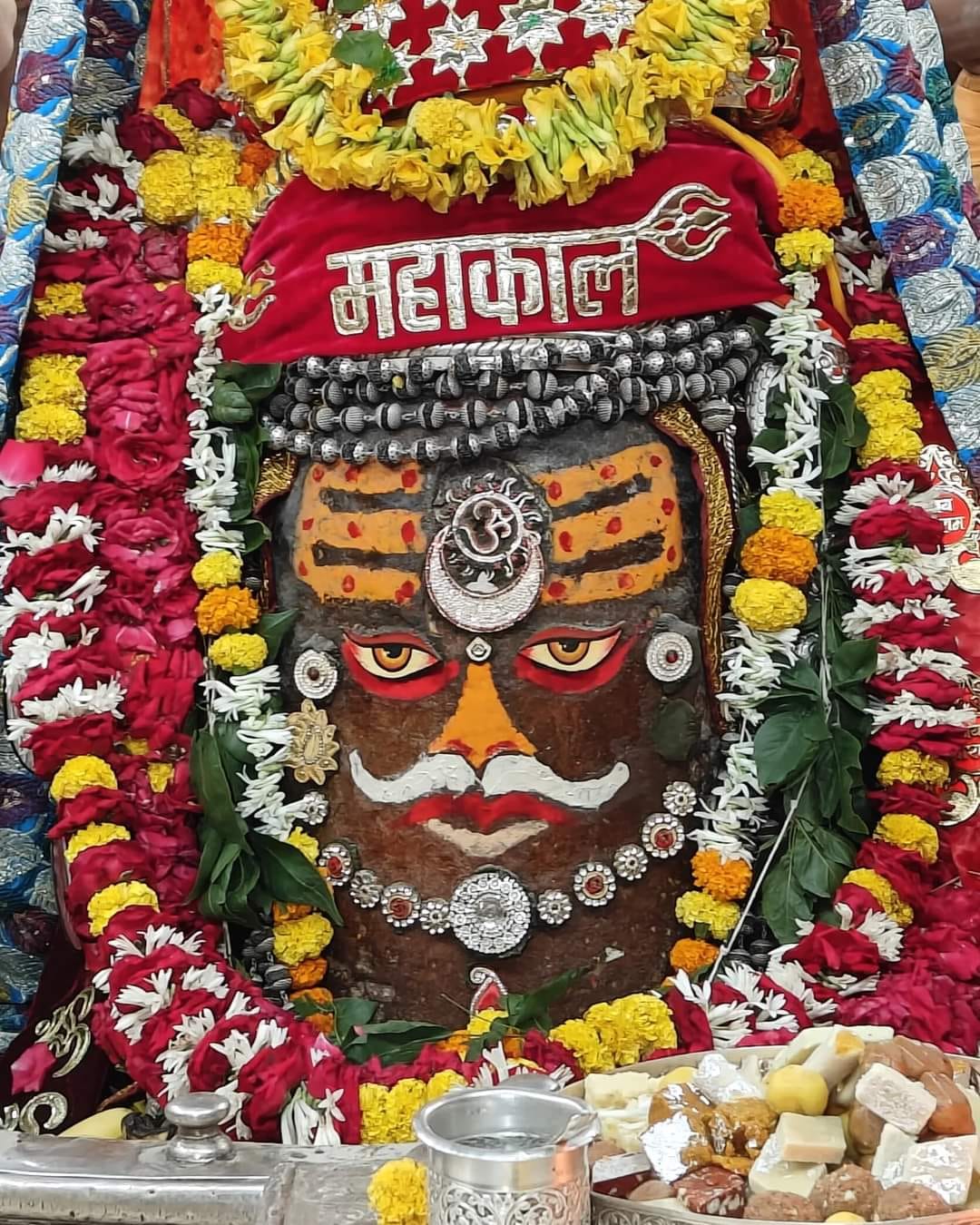 भस्मारती मे बाबा महाकाल का श्रृंगार.....पहनी रुद्राक्ष व फूलो की माला