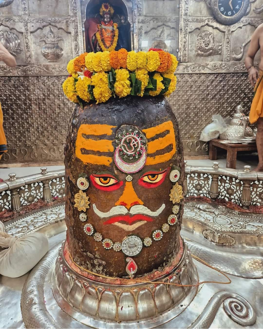 भस्मारती मे बाबा महाकाल का श्रृंगार.....पहनी रुद्राक्ष व फूलो की माला