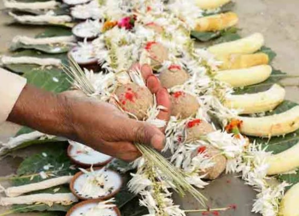 चतुर्दशी पर गयाकोठा-सिद्धवट पर पितरों के निमित्त हुआ दूध अर्पित, देशभर के श्रद्धालओ ने किया तर् चतुर्दशी पर गयाकोठा-सिद्धवट पर पितरों के निमित्त हुआ दूध अर्पित, देशभर के श्रद्धालओ ने किया तर्