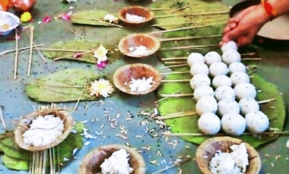 चतुर्दशी पर गयाकोठा-सिद्धवट पर पितरों के निमित्त हुआ दूध अर्पित, देशभर के श्रद्धालओ ने किया तर् चतुर्दशी पर गयाकोठा-सिद्धवट पर पितरों के निमित्त हुआ दूध अर्पित, देशभर के श्रद्धालओ ने किया तर्