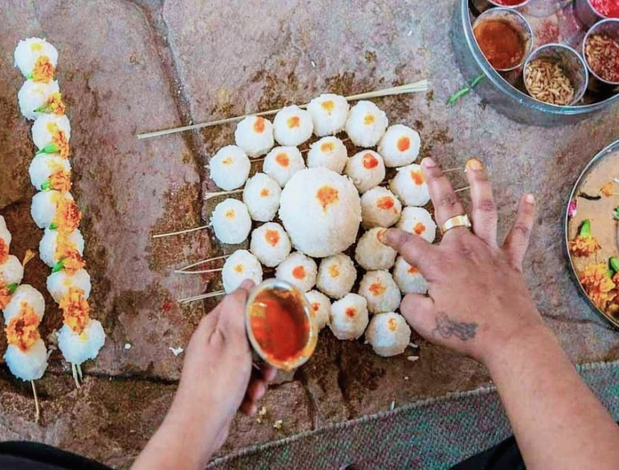 चतुर्दशी पर गयाकोठा-सिद्धवट पर पितरों के निमित्त हुआ दूध अर्पित, देशभर के श्रद्धालओ ने किया तर् चतुर्दशी पर गयाकोठा-सिद्धवट पर पितरों के निमित्त हुआ दूध अर्पित, देशभर के श्रद्धालओ ने किया तर्