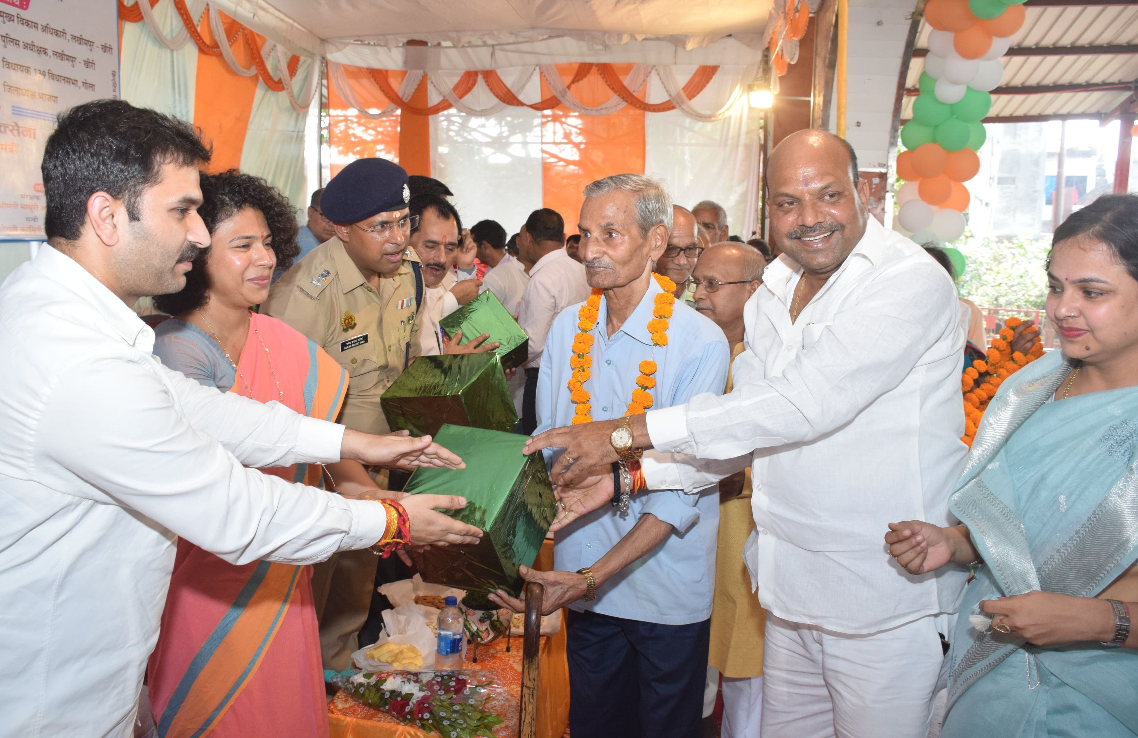 गोला में शिक्षक सम्मान समारोह को संबोधित करतीं डीएम दुर्गा शक्ति नागपाल। संवाद गोला में शिक्षक सम्मान समारोह को संबोधित करतीं डीएम दुर्गा शक्ति नागपाल। संवाद