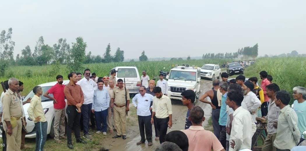 घटनास्थल पर जुटी ग्रामीणों की भीड़   संवाद
