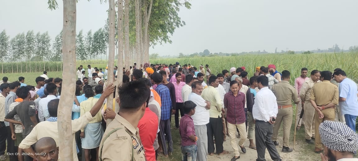 घटनास्थल पर जुटी ग्रामीणों की भीड़   संवाद