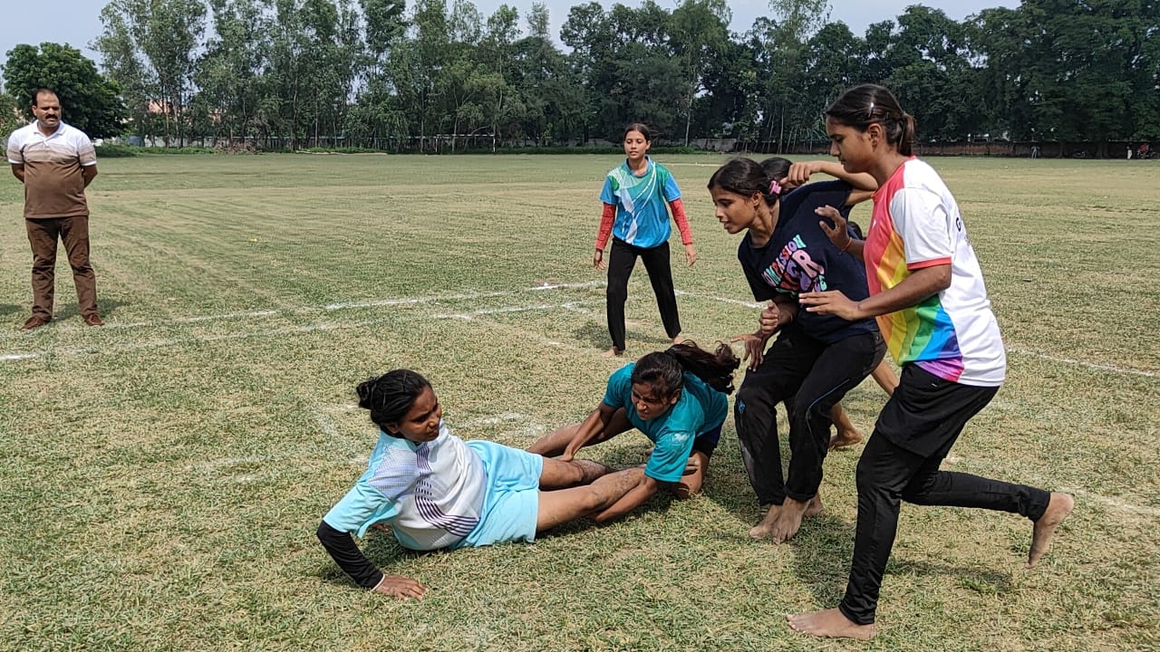जीएफ कॉलेज मैदान पर कबड्डी के ट्रायल में दांव पेंच लगाते पुरुष वर्ग के खिलाड़ी। संवाद जीएफ कॉलेज मैदान पर कबड्डी के ट्रायल में दांव पेंच लगाते पुरुष वर्ग के खिलाड़ी। संवाद