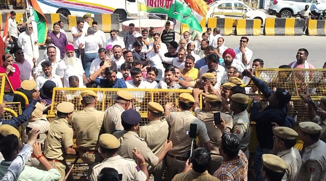 कांग्रेसियो ने जिला कलेक्ट्रेट के बाहर किया प्रदर्शन कांग्रेसियो ने जिला कलेक्ट्रेट के बाहर किया प्रदर्शन